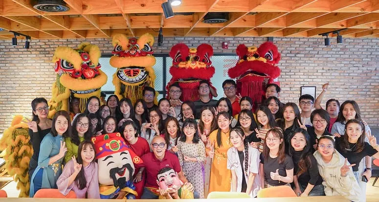 A group of students visited VNG company